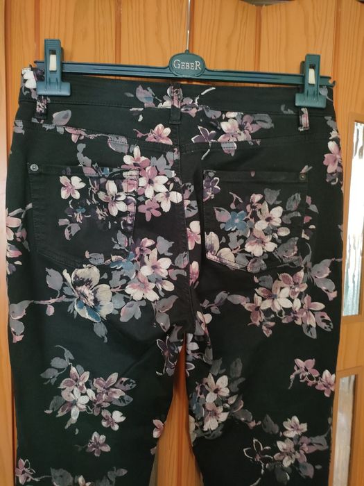 Spodnie jeans w motyw kwiatowy,super na wiosnę i lato.