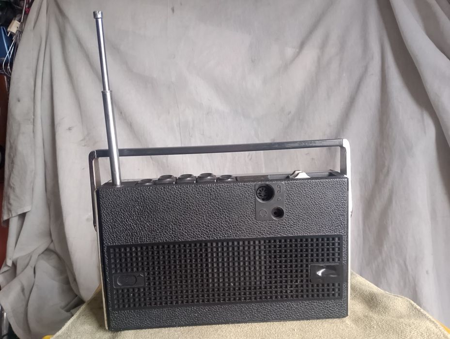 Rádio portátil antigo