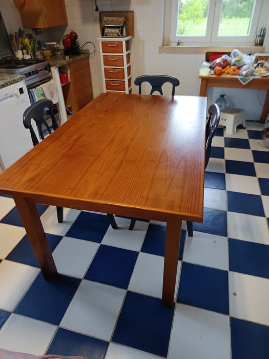 Mesa para 6 a 8 pessoas em faia