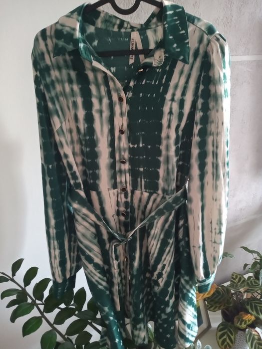 Elegancka sukienka z paskiem