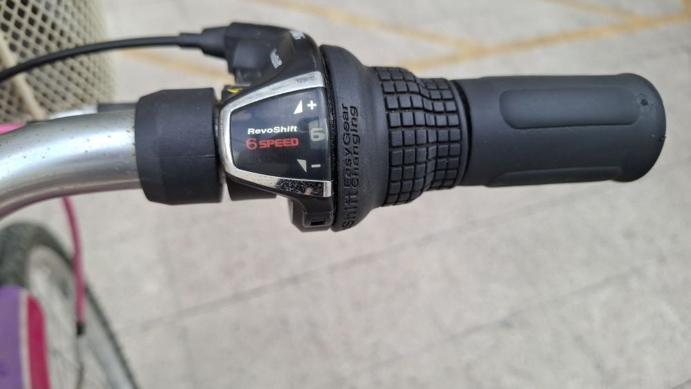 Bicicleta b'twin roda 24 com 6 mudanças e cestinho