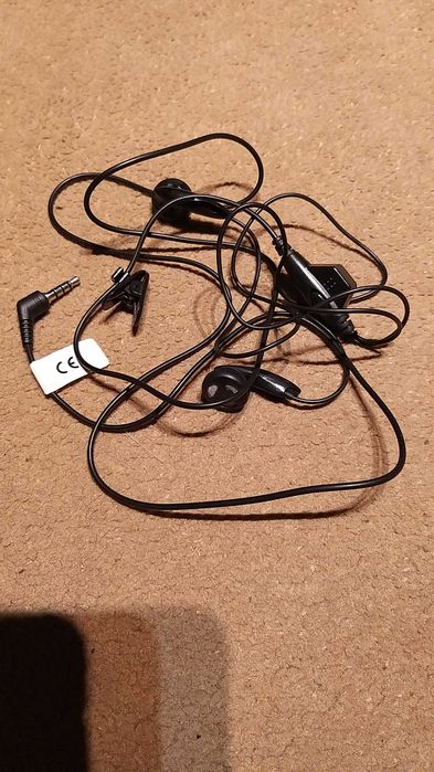 auriculares com fio e suporte para prender