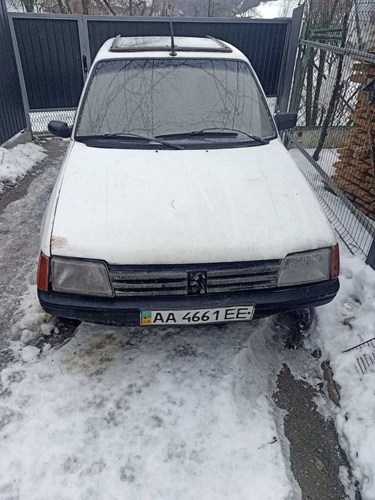 Пежо 205 легковий автомобіль