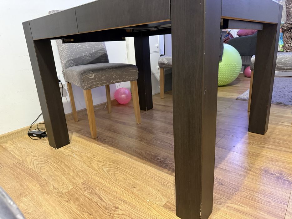 Stół brązowy do salonu