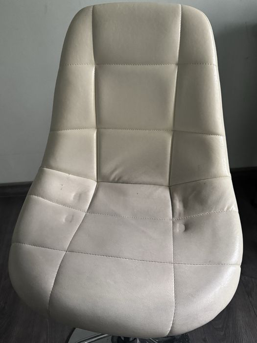 Барний стул білого кольору