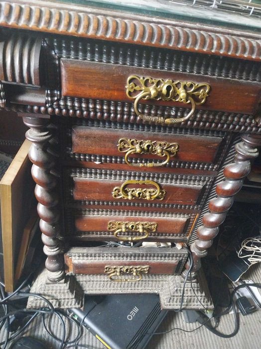 Secretária antiga estilo nacional português com cadeira original.