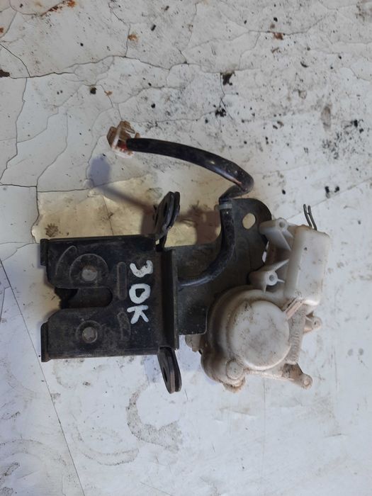 Замок механізм для кришки ляди багажника Мазда 3 БК хетчбек