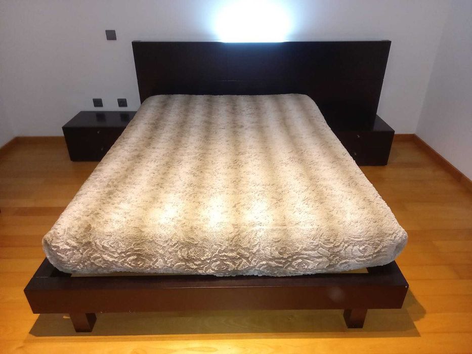 Cama em madeira wengue(sem mesinhas)