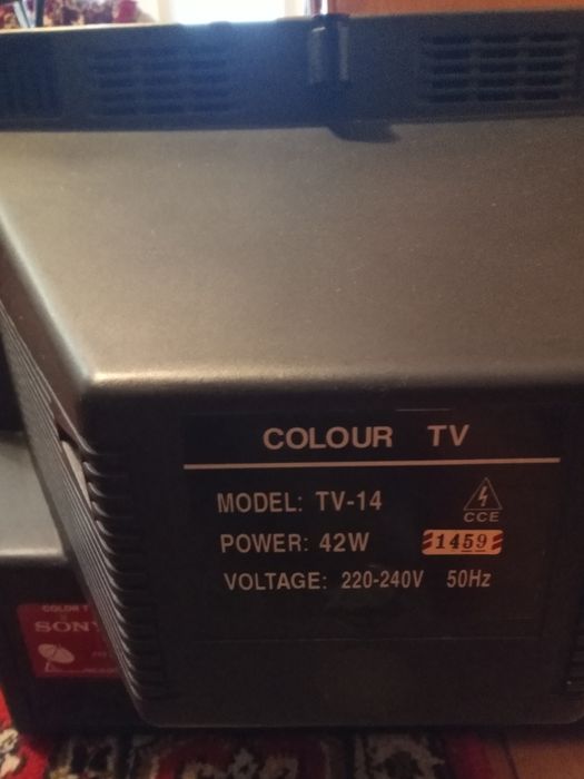 Телевизор маленький.