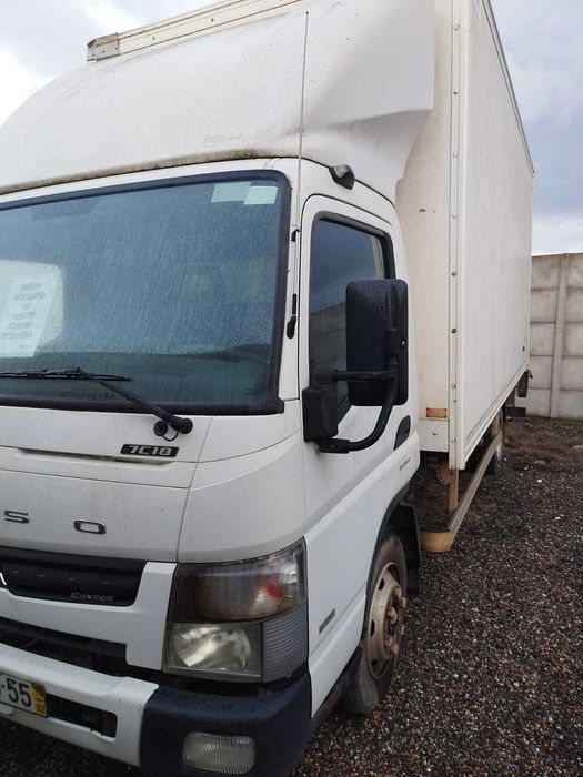 Carrinha Mitsubishi, Mercedes e Renault