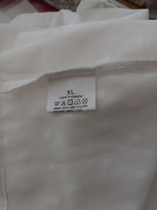 Blusa branca nova em tecido bordado. 
O folho da frente remata a parte