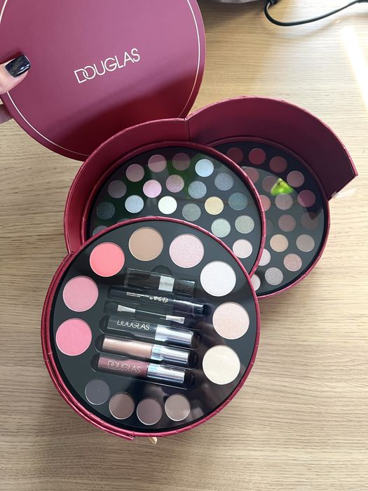 Zestaw kosmetyków do makijażu cienie do powiek paletka Douglas Iconic Glam Palette na prezent