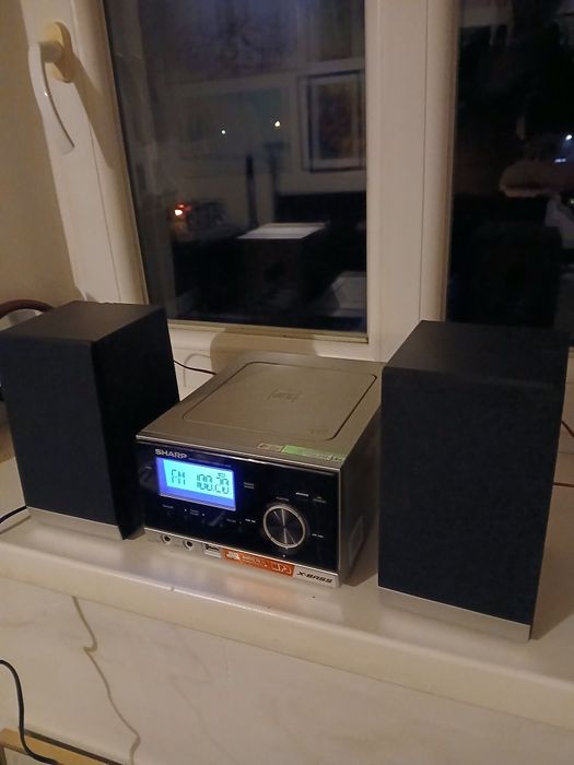 Mini wieza SHARP XL-UH05..