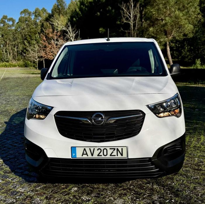 Opel Combo Cargo 2023 1.5 CDTI *Carplay*Sensores traseiros*3 Lugares*