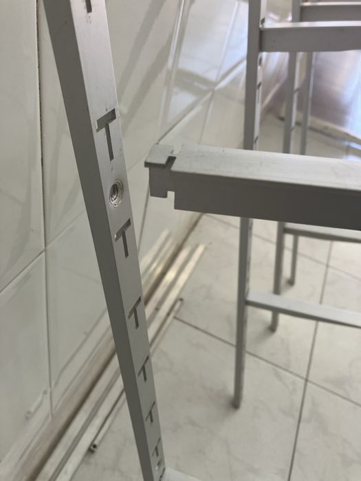 Prateleiras de fixar à parede.