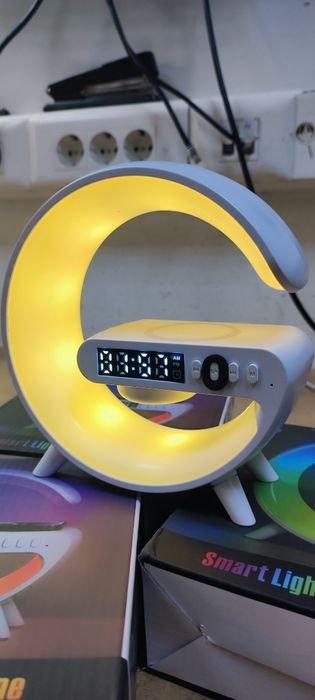 Carregador sem fio candeeiro RGB e coluna Letra G