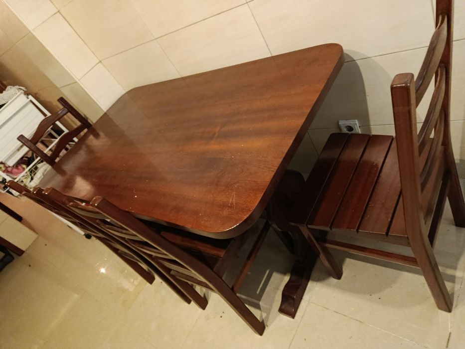 Mesa de madeira maciça com 4 cadeiras