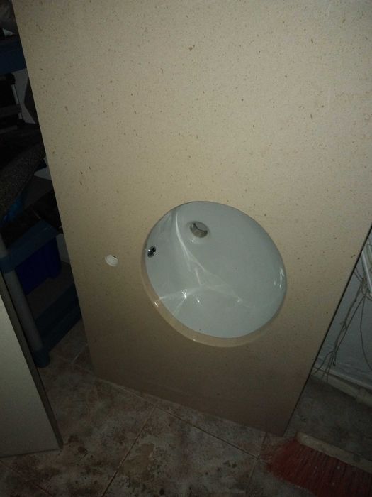 Lavatório embutido em bancada em pedra lioz