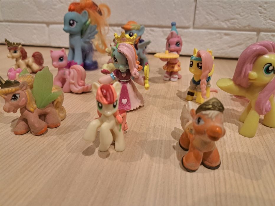 16 szt figurek kucyków.