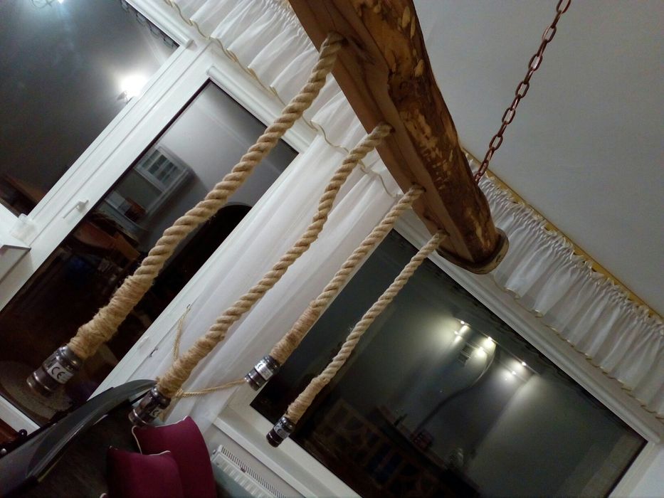 rustykalna lampa wisząca z belki, sznura i łańcucha na 3 żarówki