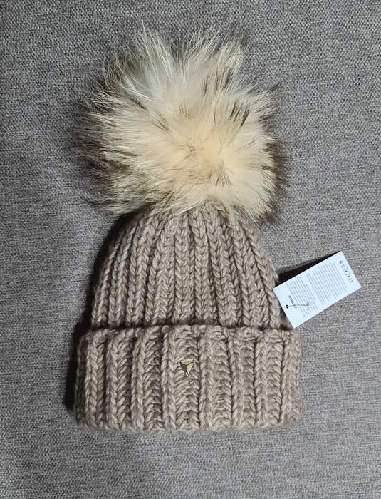 Czapka damska guess z pomponem z jenota naturalnego.