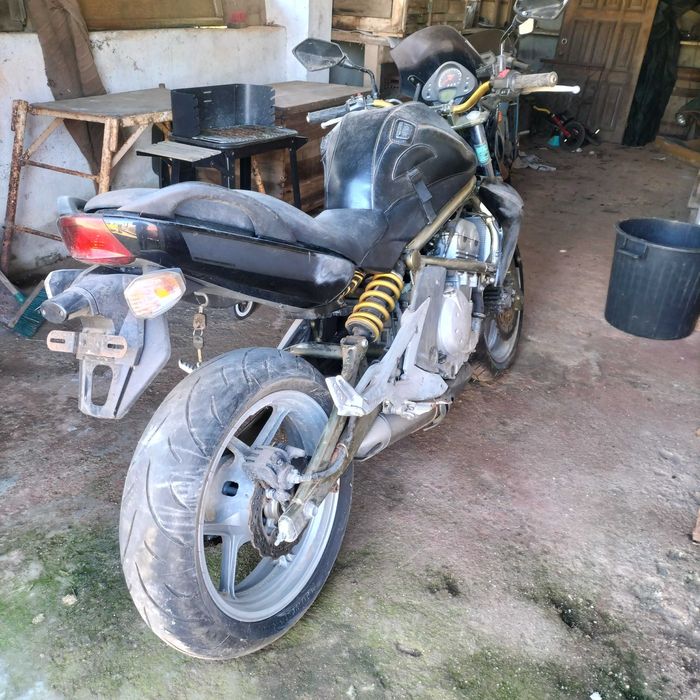 Kawasaki ER6 acidentada