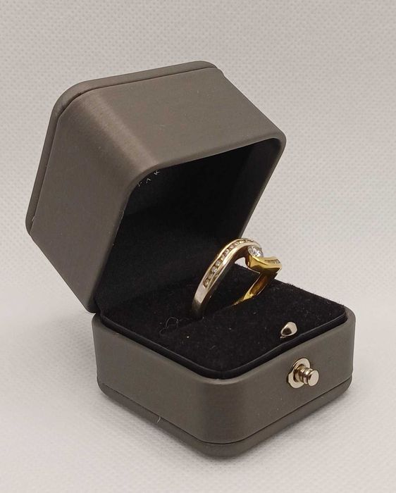 Золота каблучка з діамантами