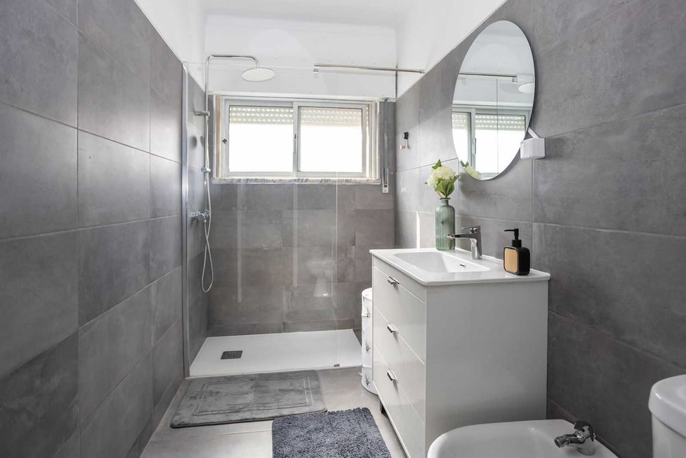 Quarto com varanda para Arrendar inserido num apartamento T3
