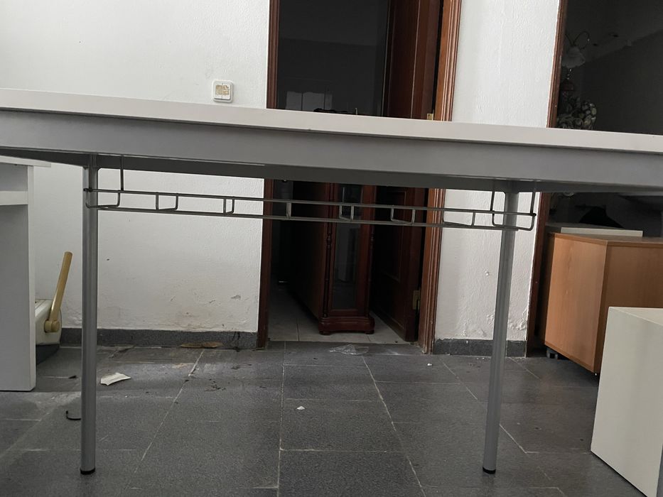 Mesa branca com pes em alumínio 60x100x85altura