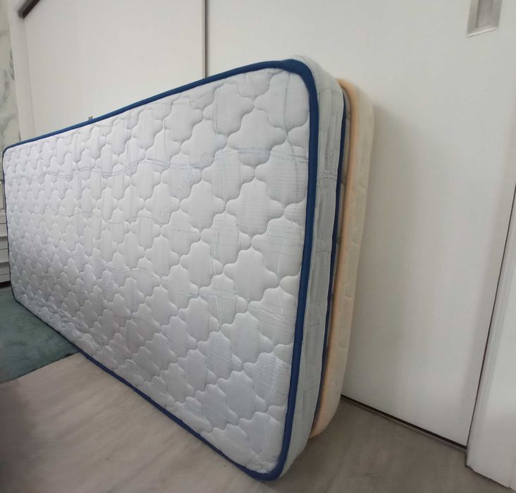 Doa-se 2 colchões + 2 estrados de cama (1.90 x 0.97m)