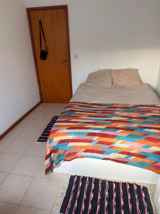 Arrendo Quarto, fica a 5 minutos do metro de Vila D’este