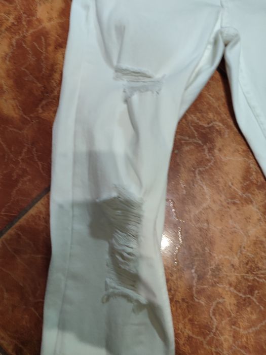 Spodnie rurki z przetarciami