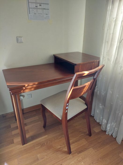 Conjunto de secretária e cadeira