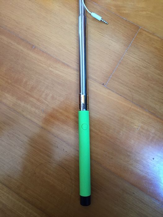 Selfie stick com cabo jack