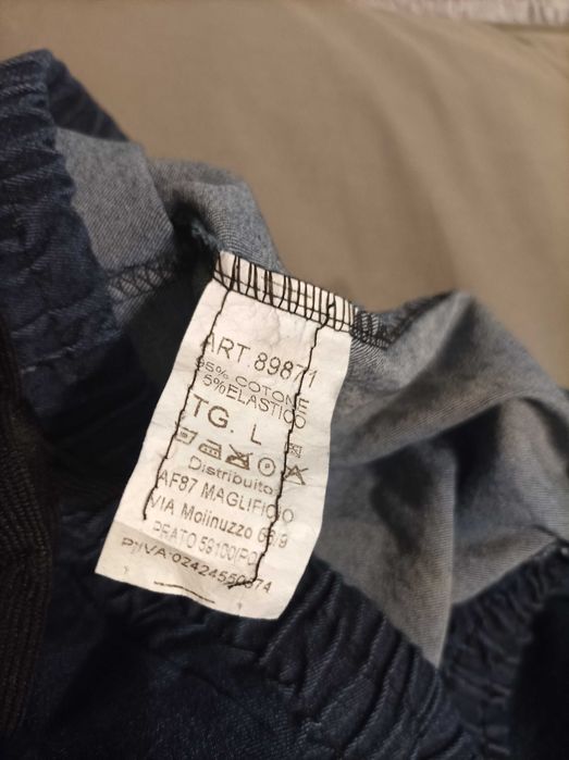 Spodnie damskie jeansowe  o sportowym kroju.