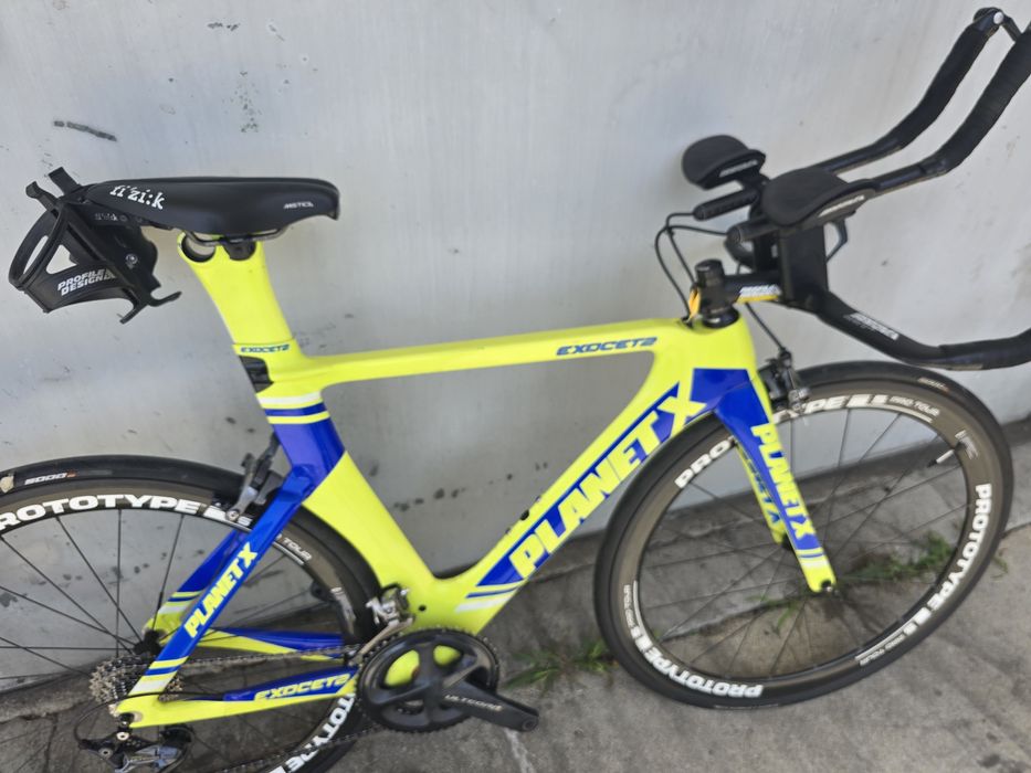 Bicicleta de tt com rodas de carbono