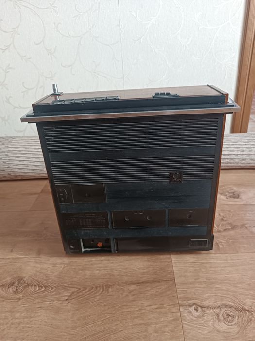 Продам советский радиоприёмник Ленинград-002.