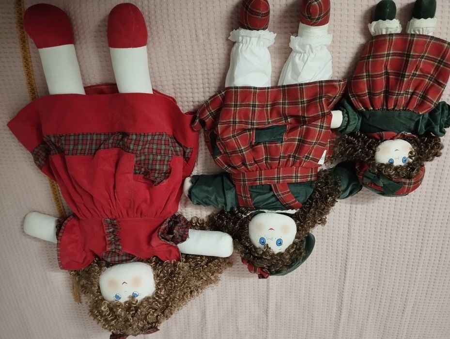 Boneca de tecido, e cabelos encaracolados