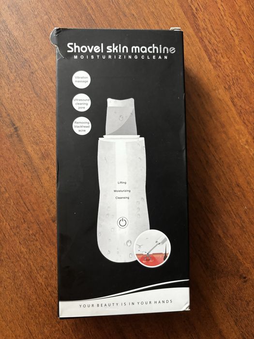 портативний ультразвуковий скрабер для обличчя "Shovel Skin Machine" у білому кольорі.