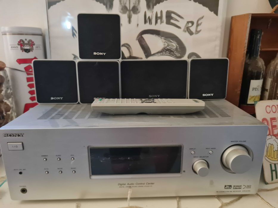 Equipamento de som Sony. Controler e mais 1 subwoofer, 1 caixa média e 4 caixas pequenas de som.
