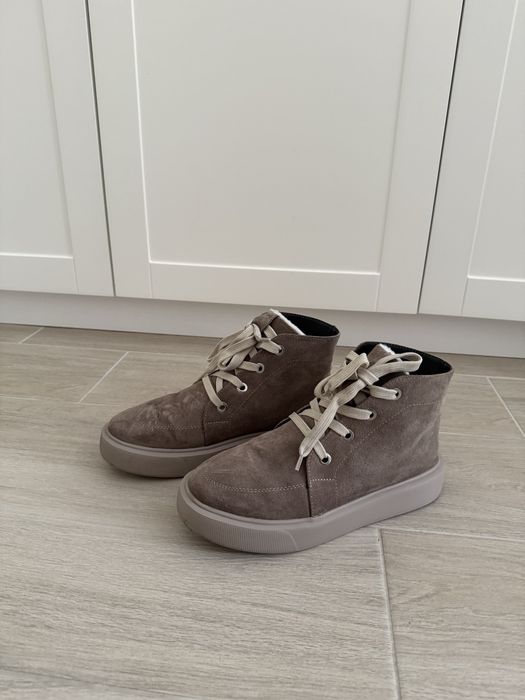 Замшеві черевики бежевого кольору