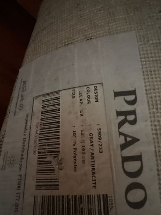2 Carpetes em tons de cinza e branco