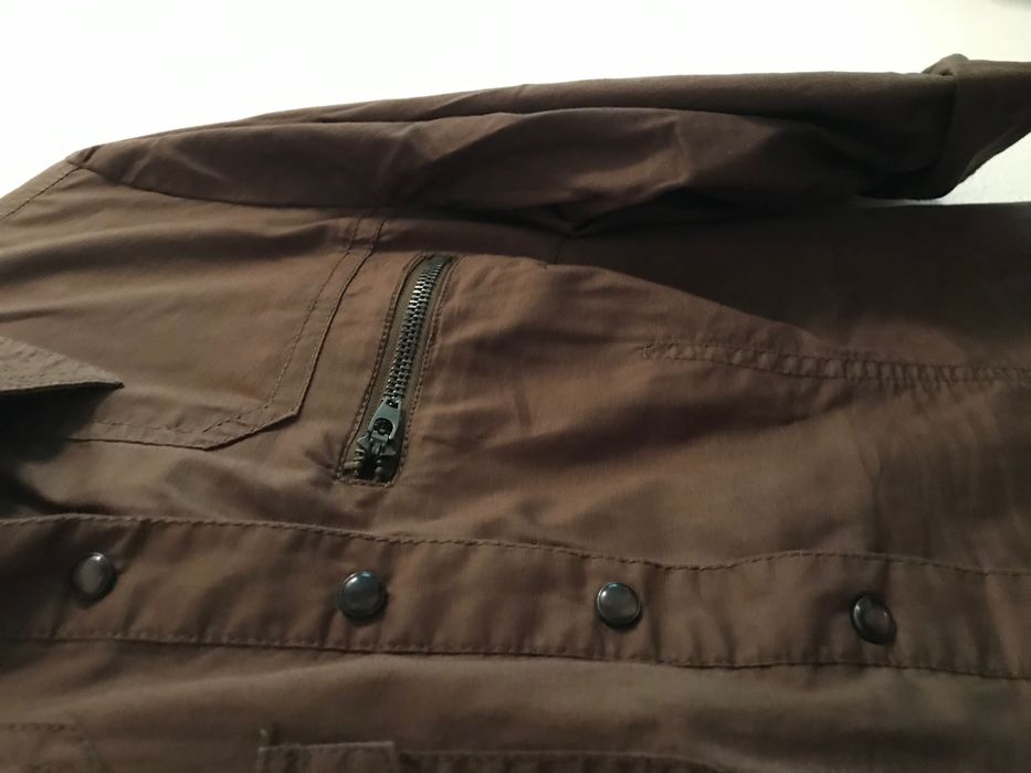 Camisas castanha e preta Stradivarius