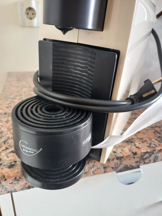 2 maquinas de cafe  nespresso  e pingo doce