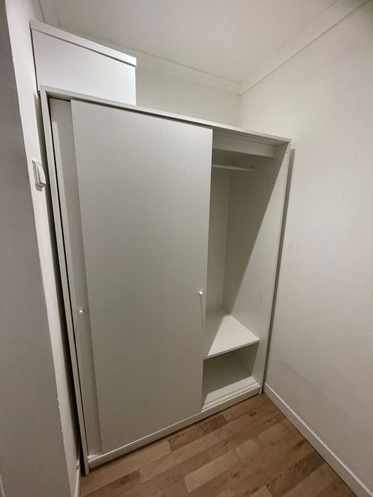 Roupeiro com portas deslizantes como novo