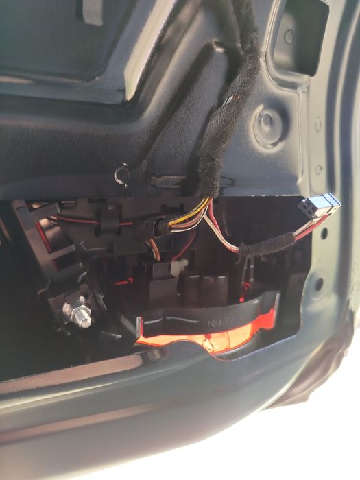 Задній лівий стоп кришки багажника бмв е70 оригінал рест