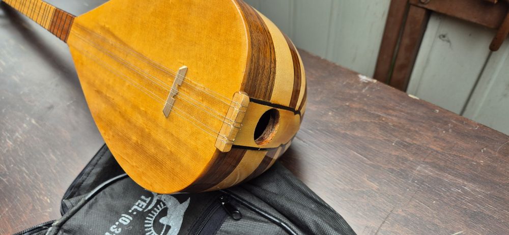 Cura Saz lub Baglama Saz.