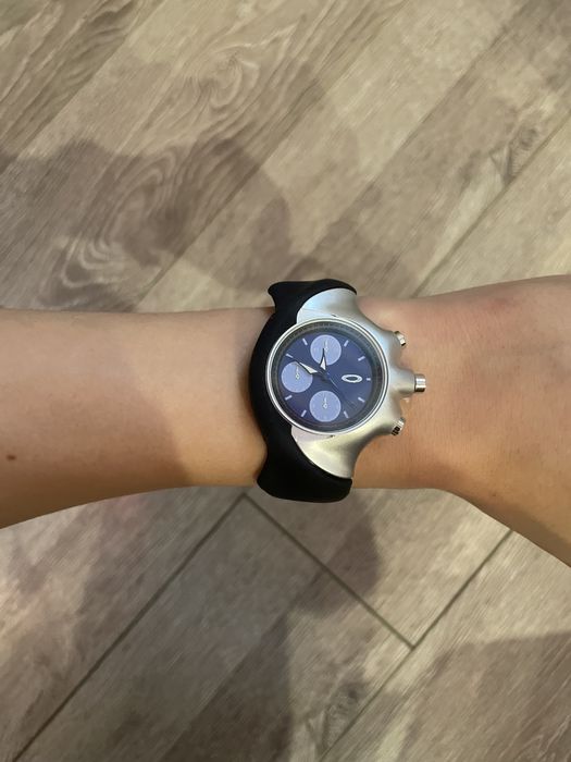 Годиник Oakley.