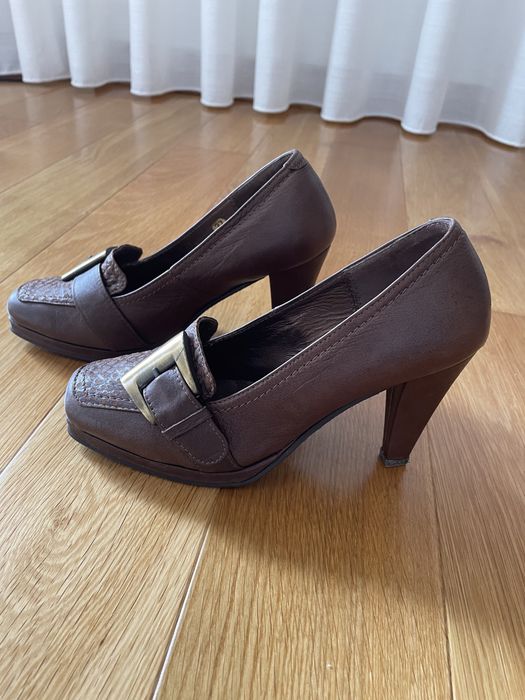 Sapatos em pele cor castanha, confortáveis, usados apenas uma vez
