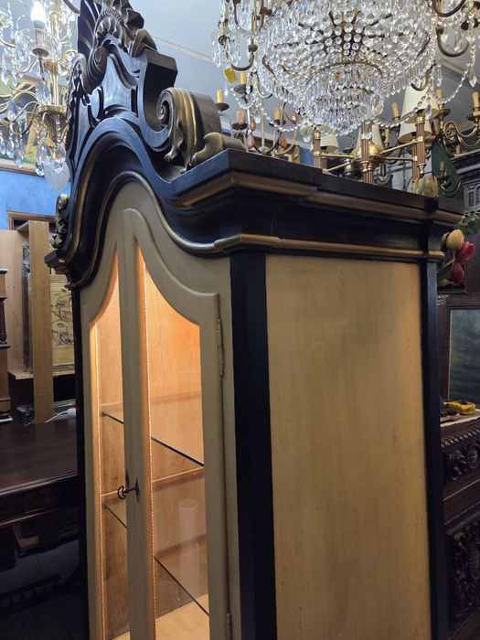 Imponente oratorio, vitrine em castanho